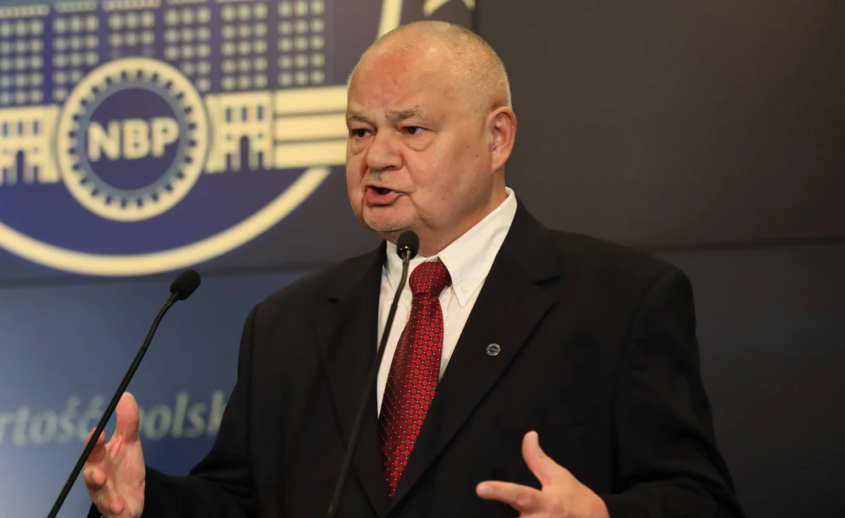 Średniorocznie inflacja w przyszłym roku wyniesie ok. 5 proc. Zejście do celu inflacyjnego (2,5 proc. z możliwym odchyleniem o 1 pkt proc.) prognozujemy na ostatni kwartał 2023 roku - zapowiedział prezes Narodowego Banku Polskiego Adam Glapiński na konferencji prasowej po wczorajszej podwyżce stóp procentowych. Glapiński podkreślił, że jest jeszcze przestrzeń do podwyżek stóp procentowych. Bank centralny wygasza także program skupu aktywów.