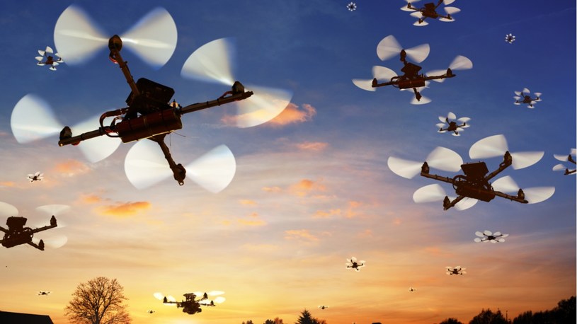 Agencja DARPA zainicjowała innowacyjny projekt, w ramach którego chce stworzyć technologię do bezprzewodowego ładowania roju dronów w trakcie wykonywania najróżniejszych misji. To rozwiązanie trafi też do dronów konsumenckich. Skończą się krótkie czasy lotów.