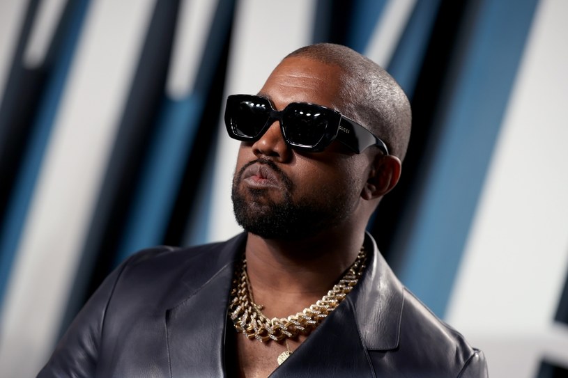 Świat mody 28 listopada pożegnał jednego z najbardziej utalentowanych i wpływowych projektantów - Virgila Abloha. Choć jeszcze jego najbliżsi przyjaciele nie zdołali ochłonąć po tej stracie, już rozpoczęła się loteria nazwisk, które mogą zastąpić go na stanowisku dyrektora kreatywnego linii męskiej w domu mody LV. Jednym z mocnych kandydatów jest nie kto inny a Kanye West.