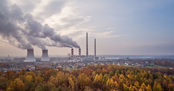 Mieszkaniec Rybnika wygrał ze Skarbem Państwa sprawę o smog. Otrzyma 30 tys. zł zadośćuczynienia. Sąd Okręgowy w Gliwicach orzekł, że państwo naruszyło dobra osobiste mieszkańca Rybnika z powodu zanieczyszczenia powietrza - podało biuro RPO. Sąd uznał zaniechania Skarbu Państwa, w których wyniku powód doznał krzywdy w znacznych rozmiarach.