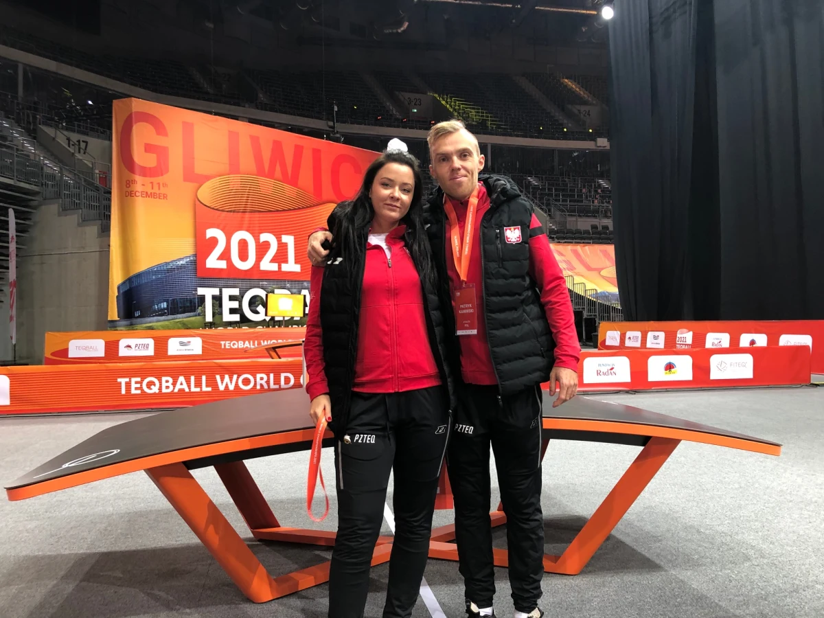 W Arenie Gliwice do soboty trwają mistrzostwa świata w teqballu. To nietypowa odmiana piłki nożnej, ponieważ gra się na stole podobnym do tego wykorzystywanego w tenisie stołowym. Tylko ten stół jest zakrzywiony tak, żeby się lepiej grało i oczywiście odbijamy piłkę nogami – wyjaśnia Patryk Kamiński, który razem z żoną Ewą będzie walczył dziś o awans do półfinału mistrzostw świata w mikście. Z naszymi reprezentantami o samym teqballu, a także o turnieju w Gliwicach rozmawiał Wojciech Marczyk z redakcji sportowej RMF FM.