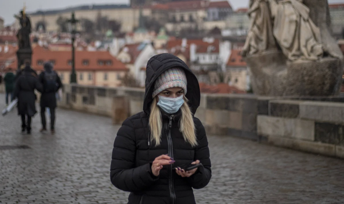 Ministerstwo zdrowia Czech opublikowało zalecenia na okres świąteczny i noworoczny. Zaapelowano o przełożenie imprez przedświątecznych, skrócenie wizyt rodzinnych i o szczepienia przeciw Covid-19. W kraju od siedmiu dni maleje liczba zakażeń koronawirusem, ale sytuacja w szpitalach nadal jest poważna. 
