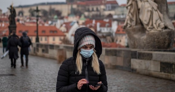 Ministerstwo zdrowia Czech opublikowało zalecenia na okres świąteczny i noworoczny. Zaapelowano o przełożenie imprez przedświątecznych, skrócenie wizyt rodzinnych i o szczepienia przeciw Covid-19. W kraju od siedmiu dni maleje liczba zakażeń koronawirusem, ale sytuacja w szpitalach nadal jest poważna. 