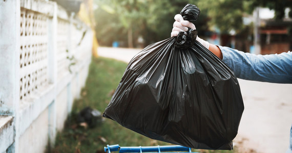 Od stycznia w amerykańskim stanie Kalifornia nie będzie wolno wyrzucać resztek jedzenia do tradycyjnego śmietnika. Zakaz ten to część stanowego programu recyklingu odpadów spożywczych z gospodarstw domowych - poinformowała agencja Associated Press.