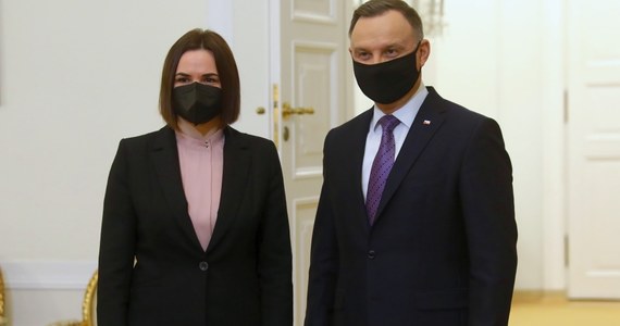 Chcę was zapewnić, że jesteście z jednej strony naszymi gośćmi, ale z drugiej strony autentycznie traktujemy was jak braci - powiedział prezydent Andrzej Duda podczas spotkania z liderką białoruskiej opozycji Swiatłaną Cichanouską i przedstawicielami białoruskiej społeczności. 