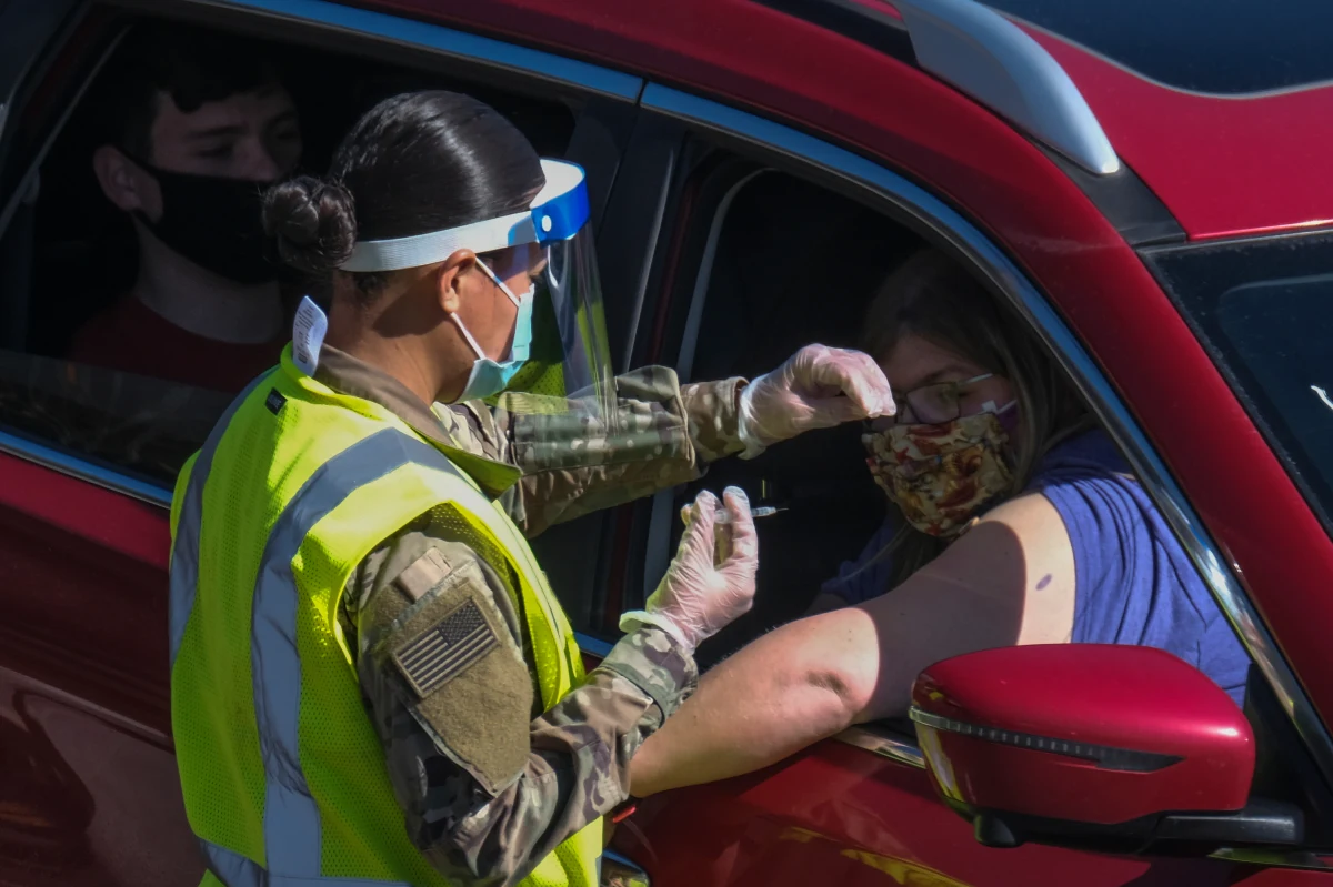 Władze amerykańskich stanów Nowy Jork, Maine i New Hampshire przyjmują członków Gwardii Narodowej do pomocy w placówkach medycznych. Wiąże się to z kryzysem, w tym problemami kadrowymi związanymi z pandemią Covid-19 oraz brakami wolnych łóżek szpitalnych.
