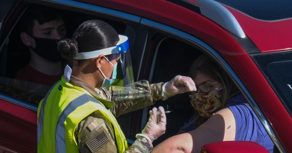 Władze amerykańskich stanów Nowy Jork, Maine i New Hampshire przyjmują członków Gwardii Narodowej do pomocy w placówkach medycznych. Wiąże się to z kryzysem, w tym problemami kadrowymi związanymi z pandemią Covid-19 oraz brakami wolnych łóżek szpitalnych.
