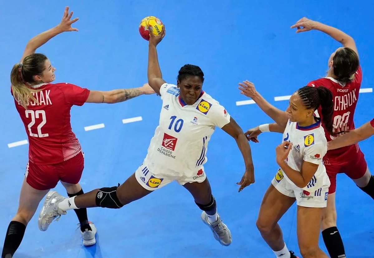 Polskie piłkarki ręczne przegrały w Granollers z Francją 16:26 (9:14) w swoim pierwszym meczu grupy I rundy zasadniczej mistrzostw świata w Hiszpanii i straciły szanse na awans do ćwierćfinału.