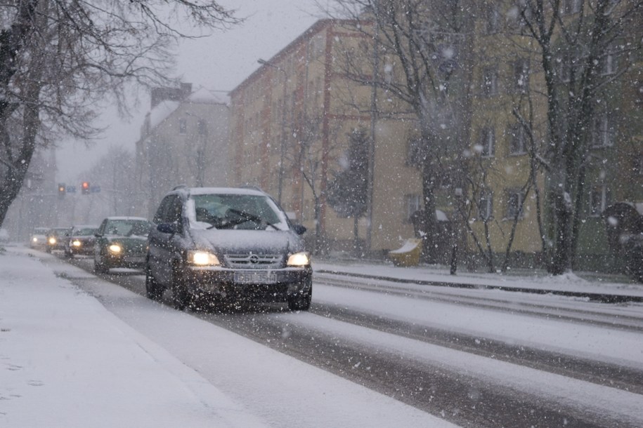 Deszcz i śnieg w całej Polsce. Trudne warunki na drogach