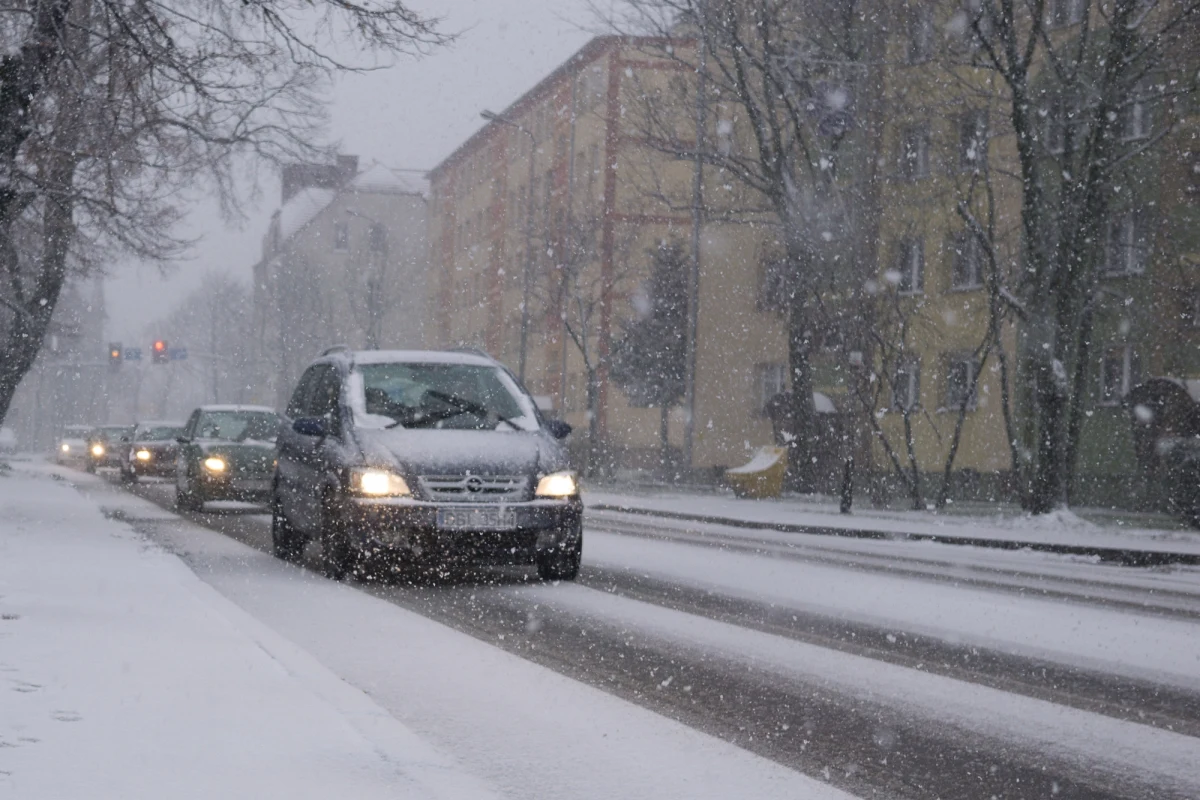 Opady marznącego deszczu, deszczu ze śniegiem i śniegu to dziś o poranku zmora kierowców w większości kraju. Synoptycy IMGW zapowiadają, że przejaśnień można się spodziewać tylko na Dolnym Śląsku.