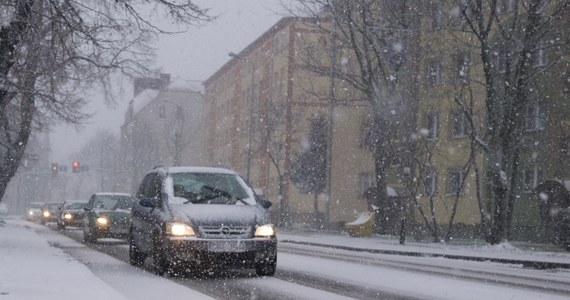 Opady marznącego deszczu, deszczu ze śniegiem i śniegu to dziś o poranku zmora kierowców w większości kraju. Synoptycy IMGW zapowiadają, że przejaśnień można się spodziewać tylko na Dolnym Śląsku.