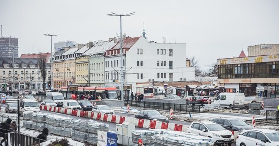 Od jutra, czyli soboty 11 grudnia, mieszkańcy Gdańska muszą liczyć się z kolejnymi, dużymi utrudnieniami w ruchu w centrum. O poranku wprowadzona zostanie nowa organizacja ruchu w okolicy Bramy Wyżynnej. Ma związek z trwającym tam remontem i budową nowego przejścia dla pieszych.