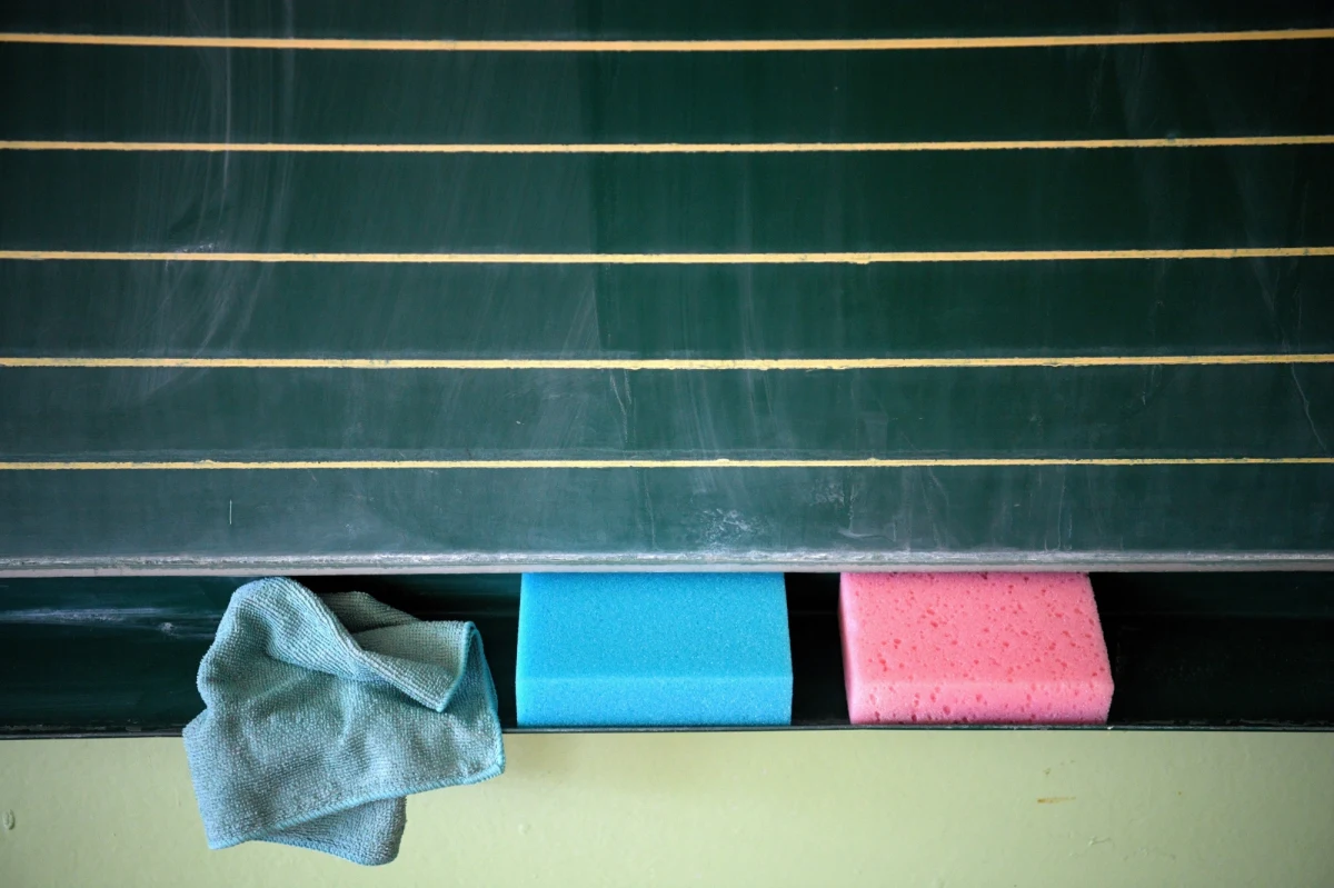 Obowiązkowe szczepienia dla nauczycieli? "Nie wiem, jak to będzie wyglądało na sto procent, ale powiem, jak ja bym to zrobił. Te osoby, które mają do czynienia z dużymi grupami ludzi: medycy, nauczyciele, powinni mieć szczepienia. To warunek dopuszczenia do pracy z większą grupą ludzi. Pracodawcy też powinni mieć możliwość dopuszczania do pracy z dużą grupą ludzi, pracowników, którzy mają szczepienia. Jeśli nie ma szczepienia, niech idzie na zaplecze, do magazynu, choćby nawet w sklepach, czy gdziekolwiek indziej" - powiedział w internetowej części Porannej rozmowy w RMF FM wicepremier i minister rolnictwa Henryk Kowalczyk. 