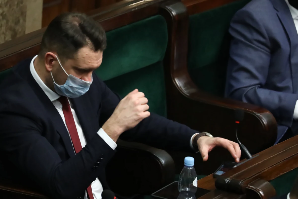 Wiceminister sportu i turystyki Łukasz Mejza idzie na bezpłatny urlop. Poprosił też o urlop w wykonywaniu obowiązków posła. O swojej decyzji Mejza poinformował na Facebooku. 