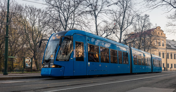 ​Bezpłatna komunikacja miejska zostanie wprowadzona w sobotę na terenie Krakowa i gmin sąsiadujących, które przystąpiły do porozumienia dot. wspólnego transportu publicznego. Związane to jest z prognozowaną możliwością przekroczenia norm jakości powietrza.