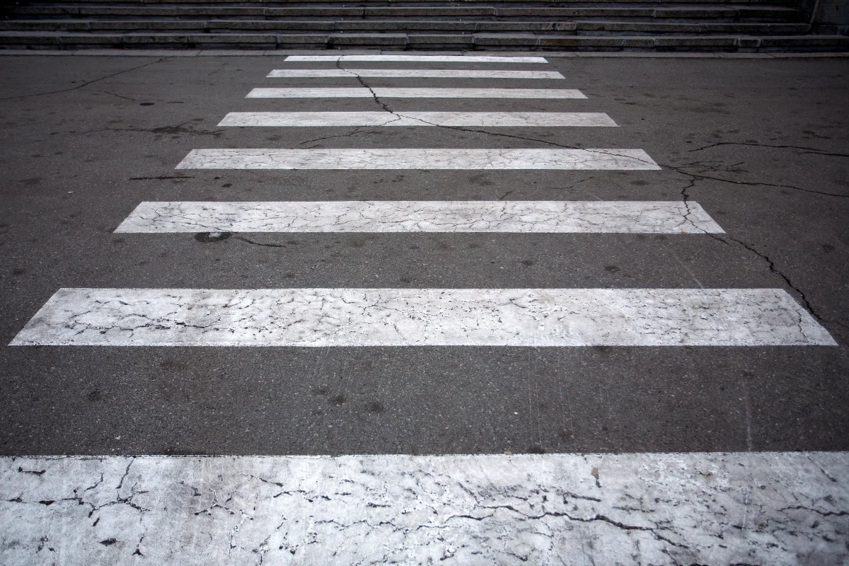 Poważny wypadek w centrum Szczecina. Przy placu Żołnierza zderzyły się dwa auta. Jedno wjechało w osoby stojące przy przejściu dla pieszych. Poszkodowane zostały 4 osoby, w tym roczne dziecko. 