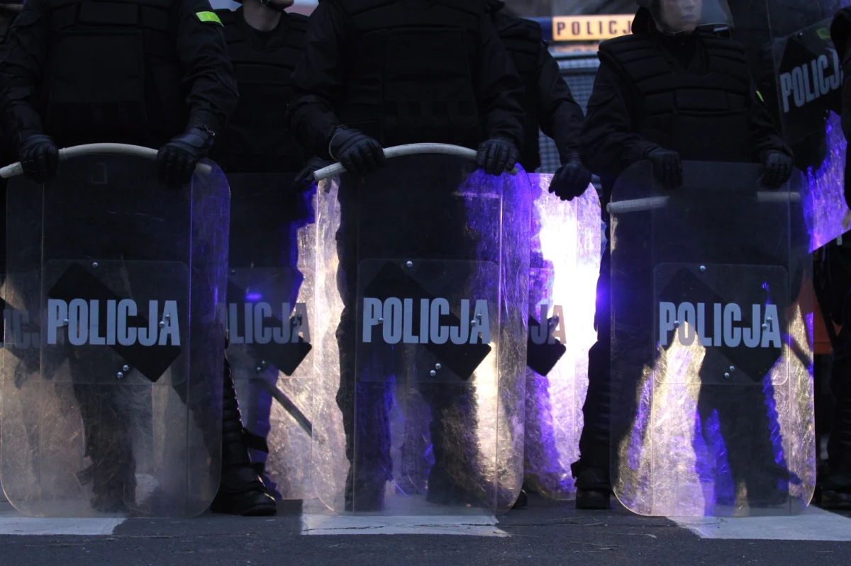 ​Połączone siły policyjne za Zgierza, Łodzi i Łęczycy zapobiegły wielkiej bójce pseudokibiców, do której mogło dojść w okolicach węzła Emilia na autostradzie A2. Na przejazd autokarów wiozących osoby powracające z meczu w Warszawie oczekiwało tam w czwartek 138 mężczyzn.