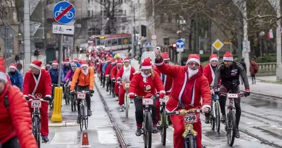 W najbliższą niedzielę przez Poznań przejedzie wyjątkowy peleton rowerowy. I choć nie będzie to wyścig kolarski, a grudniowy rajd rowerzystów amatorów, przebranych za Mikołajów - jak zapewniają organizatorzy - emocję będą gwarantowane. Tym bardziej że cel akcji jest szczytny - zbiórka środków na rehabilitację 7-letniego Filipa -  mieszkańca stolicy Wielkopolski, który urodził się z licznymi schorzeniami.