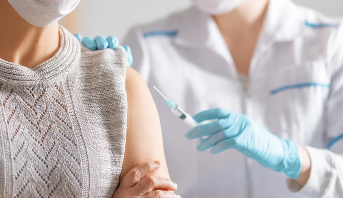 ​Ukraińcy, którzy się zaszczepili dwiema dawkami szczepionki przeciw Covid-19, będą mogli otrzymać tysiąc hrywien (ok. 150 zł) - ogłosił prezydent Wołodymyra Zełenskiego. Na płatności przeznaczone zostanie 8 mld hrywien (ok. 1,2 mld zł) z budżetu państwa.