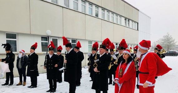 To był naprawdę wyjątkowy koncert: zimowa sceneria, eleganckie czarne stroje z czerwonymi pióropuszami i 25 muzyków. Górnicza orkiestra dęta z Bełchatowa w piątek (10 grudnia) wystąpiła pod oknami szpitala Centrum Zdrowia Matki Polki w Łodzi.

