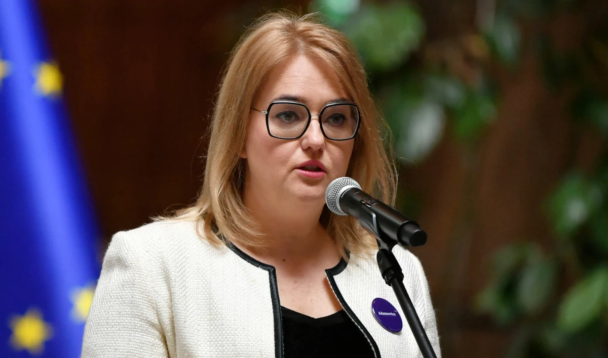 Z ulgą przyjęłam informację, że po trzech latach pracy prokuratury w końcu sprawa trafiła sądu - powiedziała wdowa po prezydencie Gdańska, europosłanka Magdalena Adamowicz. Prokuratura podała, że skierowała do sądu akt oskarżenia przeciwko oskarżonemu o zabójstwo Pawła Adamowicza. 