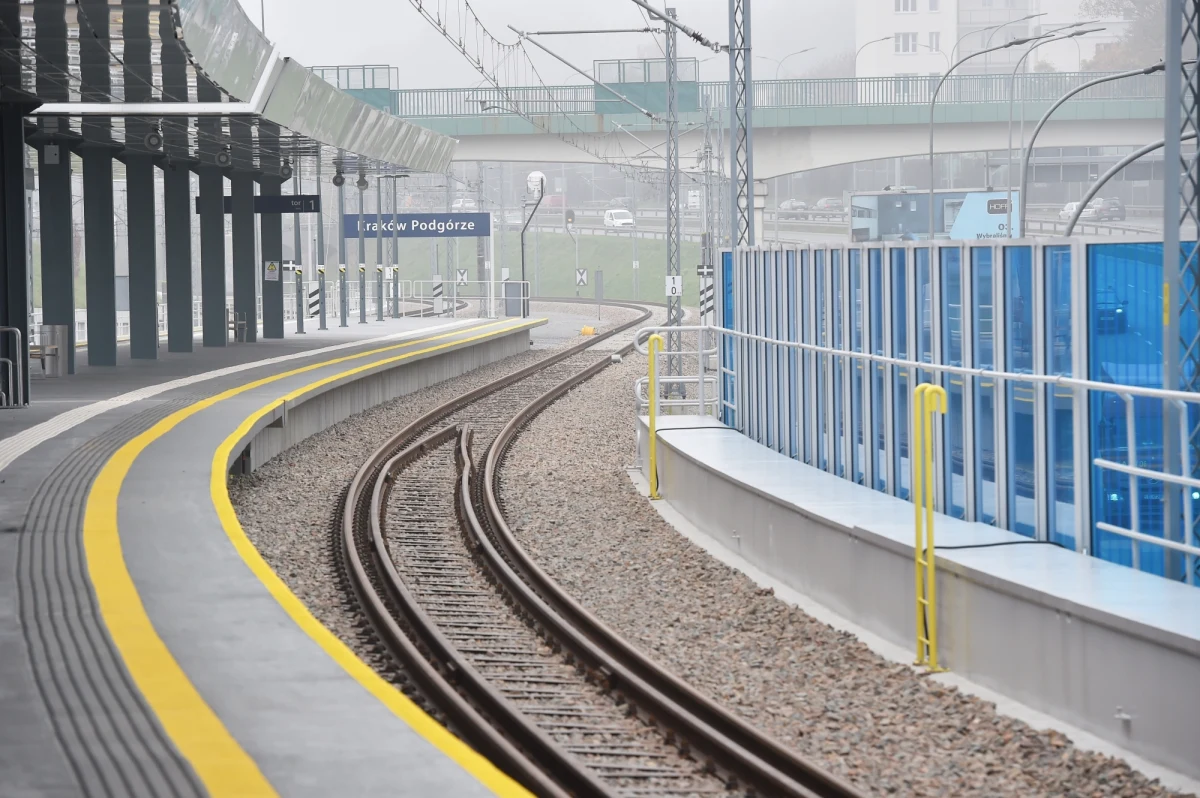 Więcej pociągów m.in. do Wrocławia i Łodzi pojawi się w nowym rozkładzie jazdy PKP. Zmiany będą obowiązywać od najbliższej niedzieli. "Po latach pasażerowie znowu skorzystają z połączeń między innymi na trasie Wrocław-Sołtysowice-Jelcz-Miłoszyce, a także Skarżysko Kamienna-Łódź. Wrócą także pociągi po przerwie na zmodernizowane linie, między innymi Lubartów-Parczew, Kraków Płaszów-Podbory Skawińskie, a także Łódź-Kutno" - wymienia w rozmowie z RMF FM Magdalena Janus z PKP PLK.