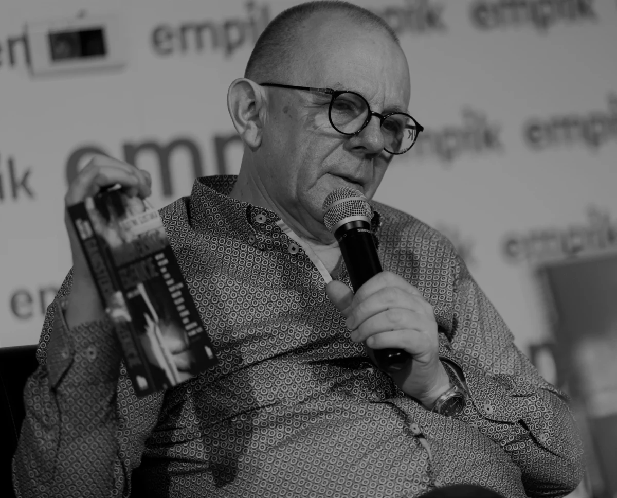 Zmarł Janusz Szostak, dziennikarz śledczy i założyciel Fundacji na Tropie. Szostak zajmował się sprawą Iwony Wieczorek. Dziennikarz miał 64-lata, kilkanaście godzin przed śmiercią przekazał w mediach społecznościowych, że jest zakażony koronawirusem.