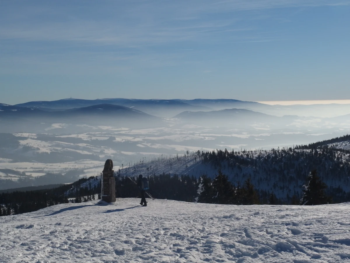 Zima w pełni w Sudetach Zachodnich. Tylko ostatniej doby spadło tam 10 centymetrów śniegu. Są miejsca, w których jest ślisko, a gdzie indziej trzeba się liczyć nawet z metrowymi zaspami. Cały czas obowiązuje pierwszy stopnień zagrożenia lawinowego.