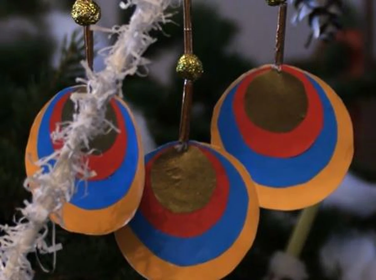 ​Lubelski skansen zyskał świąteczny wystrój. W zabytkowym dworze udekorowano świąteczną choinkę, używając ozdób sprzed nawet 100 lat. Pierwsze co się rzuca w oczy to - brak bombek. Dlaczego?