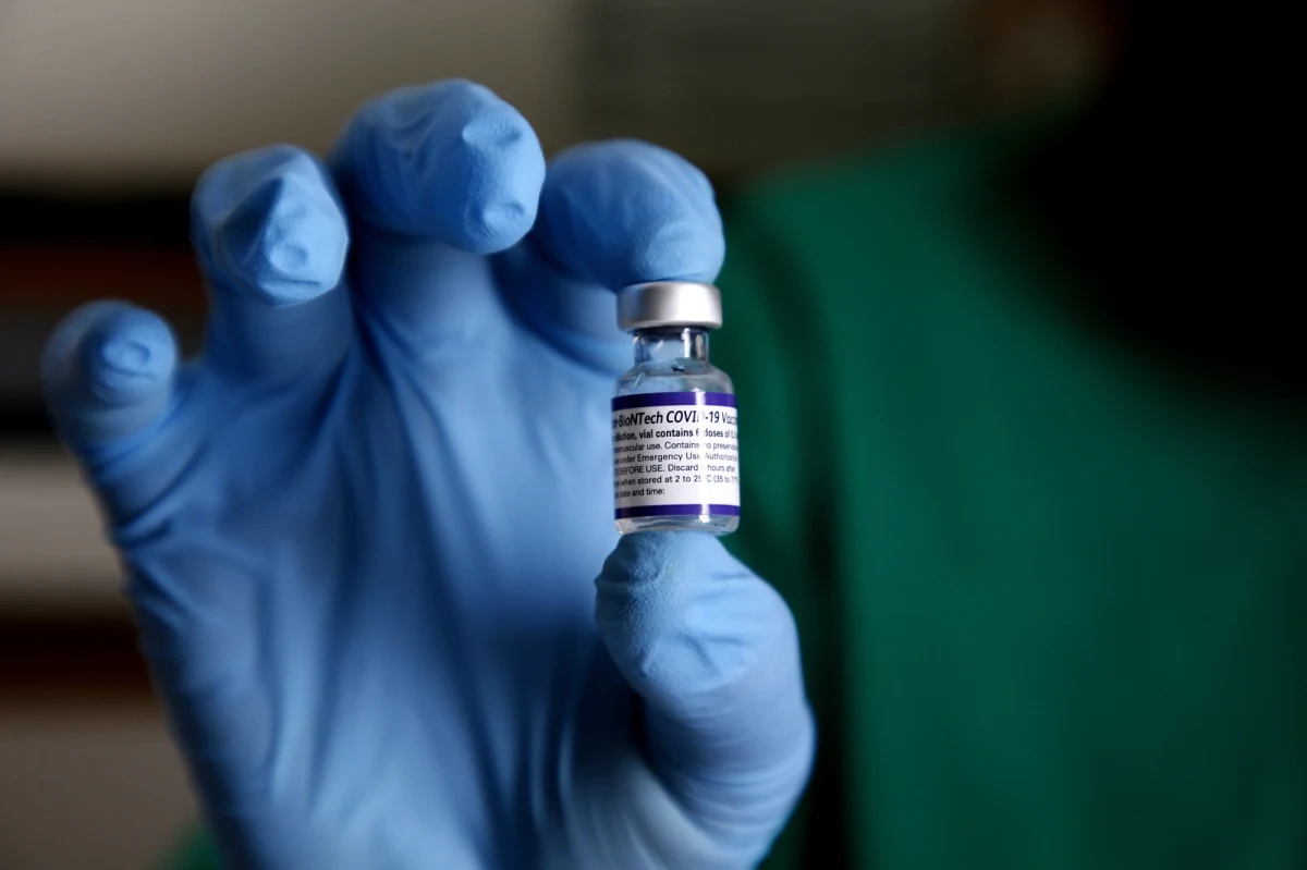 Szkocja stoi wobec "tsunami" zakażeń Omikronem, który prawdopodobnie w ciągu kilku dni wyprze Deltę jako dominujący wariant koronawirusa - ostrzegła szefowa tamtejszego rządu Nicola Sturgeon. W związku z tym ogłosiła nowe, surowsze zasady kwarantanny.