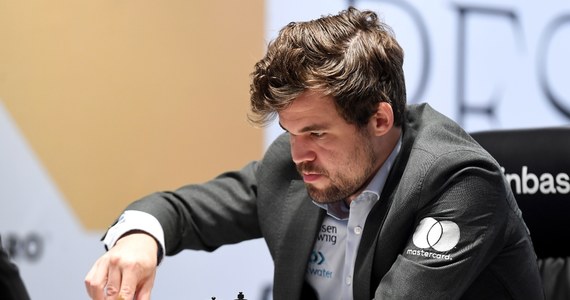 Norweg Magnus Carlsen po raz czwarty obronił tytuł mistrza świata w szachach. W rozgrywanym w Dubaju meczu o tytuł pokonał Rosjanina Jana Niepomniaszczego 7,5:3,5. Czwartkowa, jedenasta partia zakończyła się jego zwycięstwem po 49 posunięciach. 