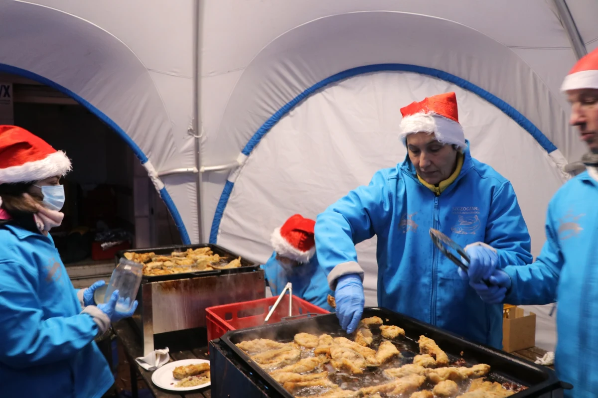 Za nami kolejny dzień, kiedy mieszkańcom Krakowa rozdawane były porcje świątecznego przysmaku – smażony karp w towarzystwie kapusty. Akcję po raz kolejny organizuje Bartłomiej Szczoczarz - właściciel gospodarstwa rybackiego Dolina Będkowska. Krakowianie dziś z poczęstunku skorzystali przy pętli tramwajowej w Kurdwanowie.
