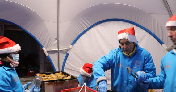 Za nami kolejny dzień, kiedy mieszkańcom Krakowa rozdawane były porcje świątecznego przysmaku – smażony karp w towarzystwie kapusty. Akcję po raz kolejny organizuje Bartłomiej Szczoczarz - właściciel gospodarstwa rybackiego Dolina Będkowska. Krakowianie dziś z poczęstunku skorzystali przy pętli tramwajowej w Kurdwanowie.
