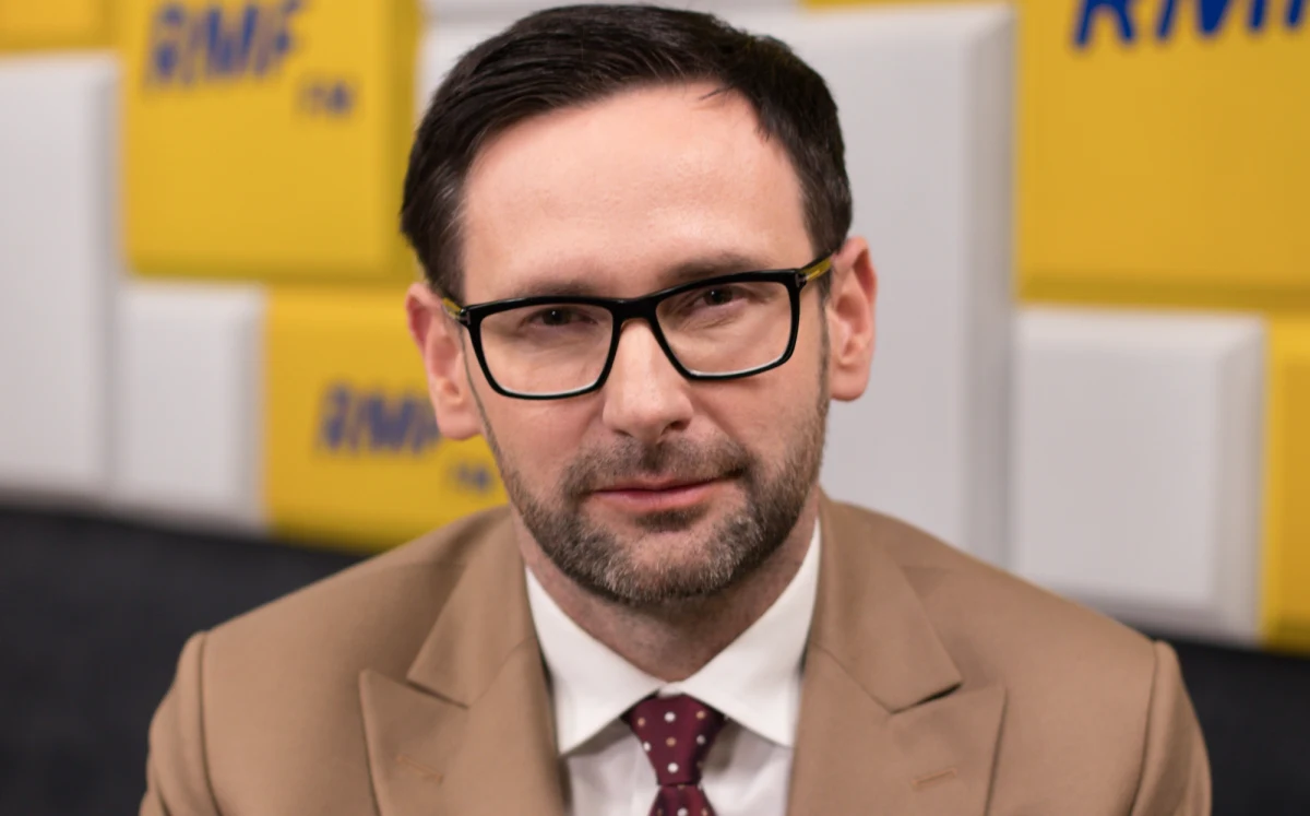 "95-tka będzie kosztowała około 5,80 zł. Trudno określić to co do grosza, bo to są pewne wahania cenowe. Już 20 grudnia nastąpi podstawowy ruch, jakim będzie zmniejszenie akcyzy. Paliwo już teraz na niektórych stacjach kosztuje 5,99 zł" - mówił w Popołudniowej rozmowie w RMF Daniel Obajtek, prezes Orlenu. Marek Tejchman pytał też o ceny autogazu, które również ostatnio poszły w górę. Jest to kluczowe paliwo dla wielu polskich kierowców. Na polski rynek trafia głównie z Białorusi. Czy napięcie polityczne wpłyną na ceny autogazu? Zdaniem Obajtka to paliwo także potanieje. Akcyza pójdzie do dołu i cena autogazu również pójdzie do dołu - mówił. Dodał jednak, że na cenę mają wpływ nie tylko napięcia w regionie, ale i rozwój pandemii na świecie. Mówmy szczerze, ta pandemia powoduje bardzo duże wahania - mówił Obajtek. Zapewnił jednocześnie, że "poprzez naszą politykę próbowaliśmy, by nasze paliwa w Polsce były najtańsze w Europie".