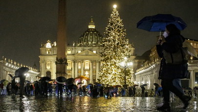 Watykan w atmosferze Bożego Narodzenia. Zapalono lampki na choince