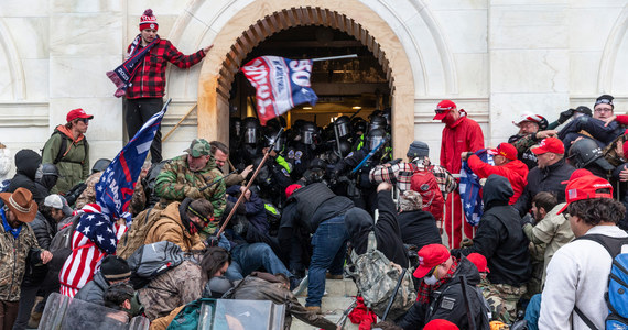 Kalifornijczyk oskarżony o napaść na policję podczas szturmu na Kapitol 6 stycznia 2021 roku, w trakcie którego używał metalowego płotka jako tarana, zbiegł z USA. Prokuratorzy federalni potwierdzili w piątek, że schronienie znalazł on prawdopodobnie na Białorusi.