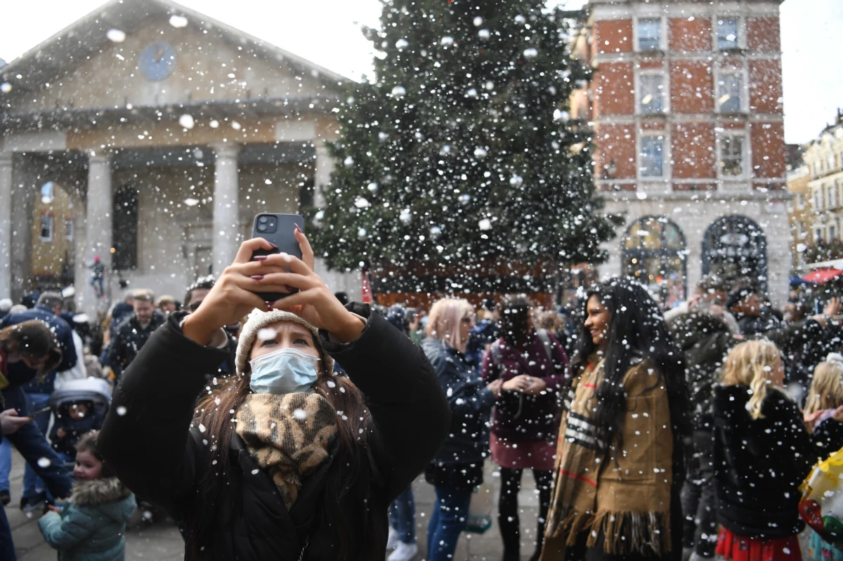 Rządy Czech, Danii i Norwegii zaapelowały o odwołanie przyjęć świątecznych, jednak nie zdecydowały się na zakazanie ich. W wielu krajach udział w imprezach masowych jest możliwy tylko po okazaniu certyfikatu covidowego, tym samym świąteczne obostrzenia są łagodniejsze niż w ubiegłym roku.