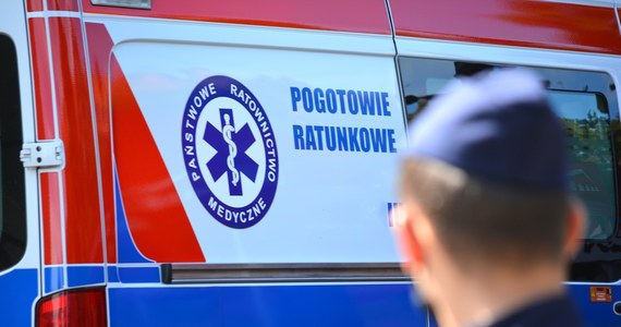Trzy osoby zostały poważnie ranne w wypadku z udziałem karetki pogotowia w Płocku. Na rondzie Wojska Polskiego ambulans przewożący chorego zderzył się z ciężarówką