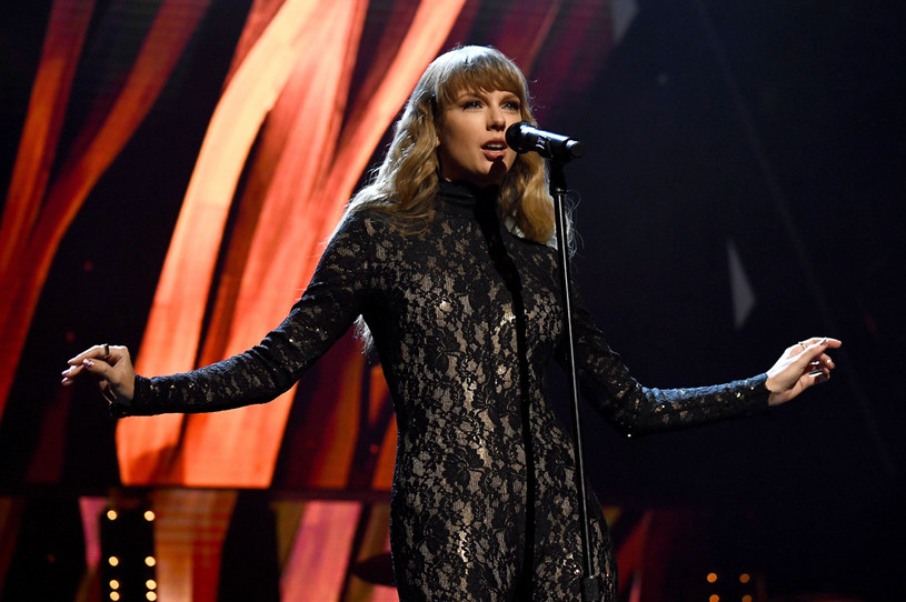 Według muzyków zespołu 3LW, Taylor Swift w przeboju "Shake It Off" wykorzystała fragment tekstu z ich piosenki. Proces pierwotnie został oddalony w 2018 roku, teraz jednak sprawa powróciła.