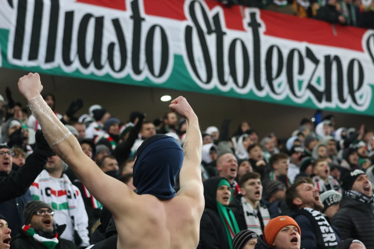 Legia Warszawa musi zapłacić karę za zachowanie swoich kibiców w czasie meczu z włoskim Napoli – poinformowała UEFA. Jedna z trybun może zostać zamknięta na jeden mecz.