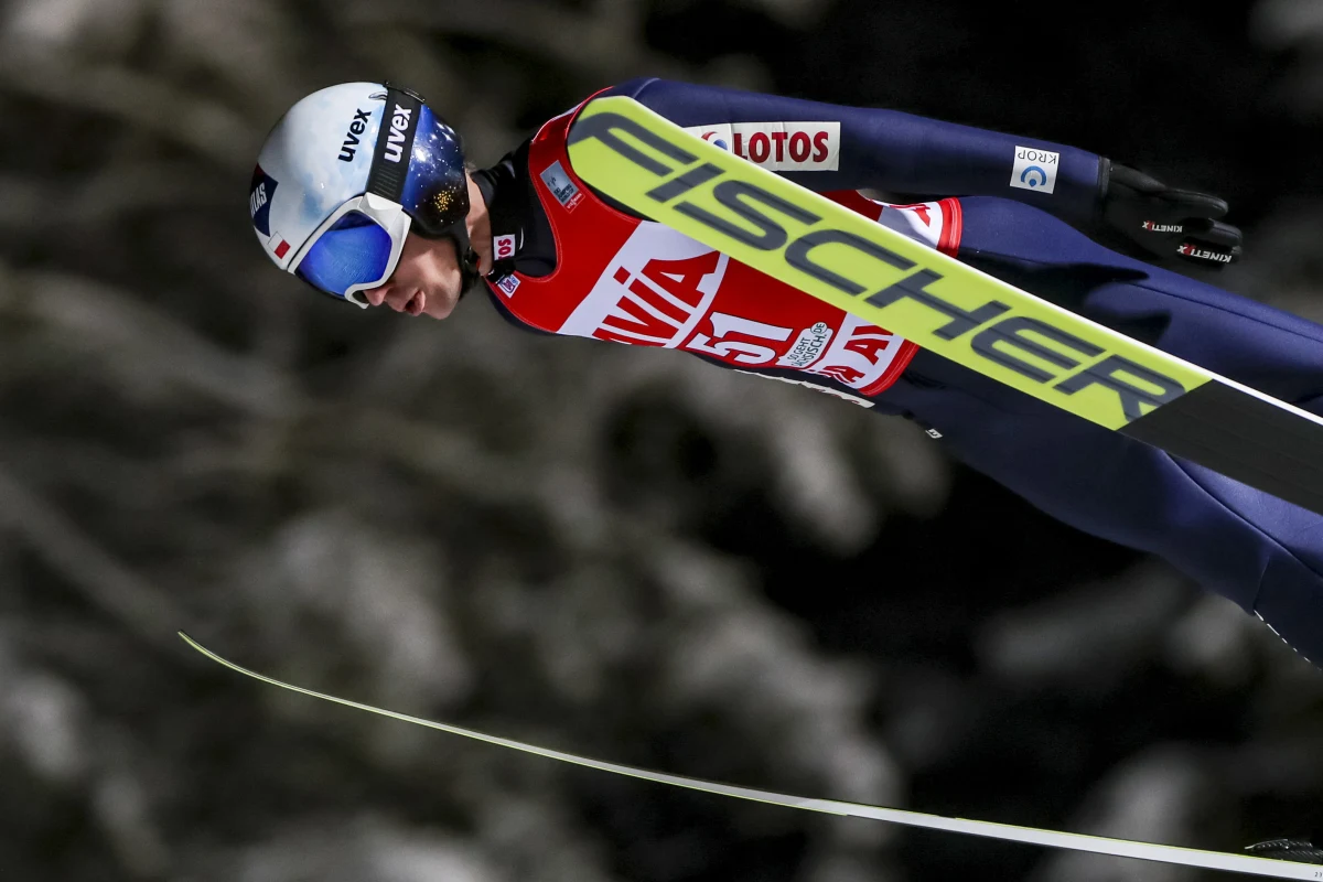 Kamil Stoch zajął trzecie miejsce w sobotnim konkursie Pucharu Świata w skokach narciarskich w niemieckim Klingenthal. Zwyciężył Austriak Stefan Kraft, a drugi był Norweg Harvol Egner Granerud.