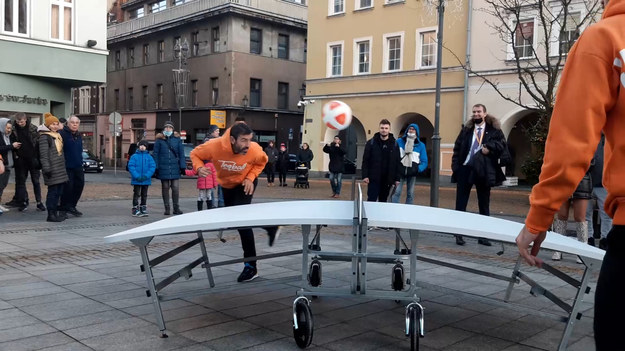 Robert Pires (drugi z lewej), mistrz świata z 1998 roku jest ambasadorem teqballu. Na rynku w Gliwicach, mieście, które jest gospodarzem odbywających się mistrzostw świata w tej dyscyplinie, rozgrywa pokazową partię.
