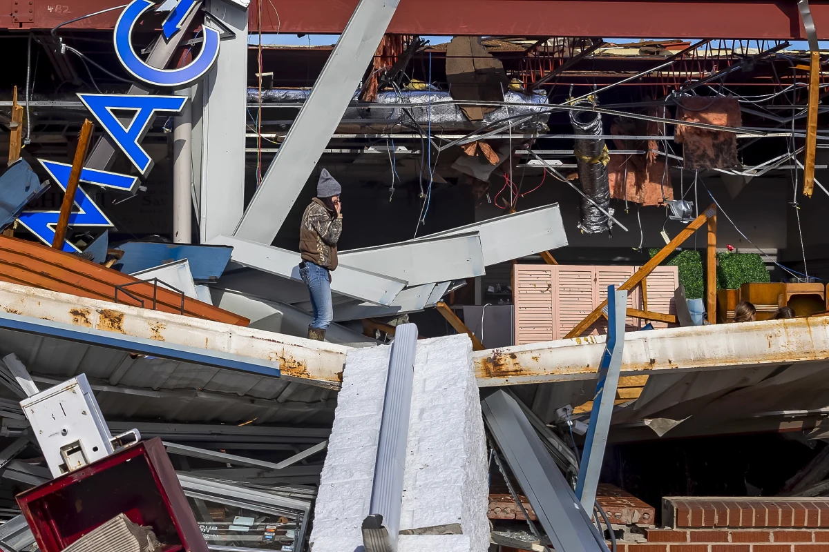 W wyniku tornad, które w piątek wieczorem i w nocy z piątku na sobotę przeszły przez środkowe stany USA, śmierć poniosło co najmniej 80 osób - podały państwowe i lokalne władze.
