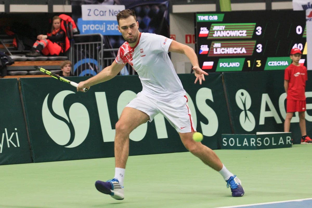 Polska przegrała z Czechami 2:4 w towarzyskim meczu tenisowym w Zielonej Górze. W sobotę punkt dla biało-czerwonych zdobył wracający na korty Jerzy Janowicz. Dwudniowe spotkanie z udziałem kobiet i mężczyzn zorganizowano na zakończenie obchodów 100-lecia Polskiego Związku Tenisowego.