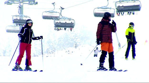 Stoki otwarte - w górach ruszył sezon narciarski. W zimowych kurortach jeszcze tłumów nie ma, ceny wyższe niż przed rokiem, ale obawy przed lockdownem te same. Większość wstrzymuje się z rezerwacjami do ostatniej chwili. 