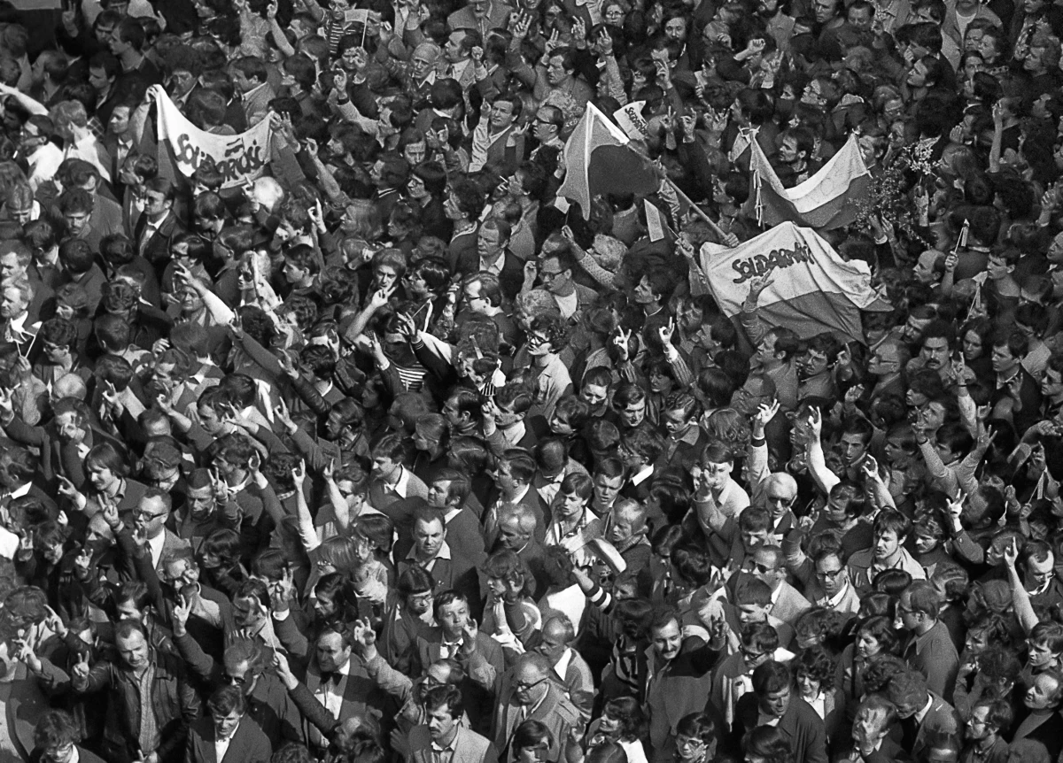 Wprowadzenie przez reżim stanu wojennego zakończyło trwający od kilkunastu miesięcy karnawał "Solidarności". Na zduszenie "kontrrewolucji" naciskał ZSRS, który dążył do rozwiązania tego problemu siłami polskich komunistów. Stan wojenny oznaczał nie tylko kres społecznych nadziei na zmiany, lecz i długotrwałe pogrążenie Polski w marazmie.