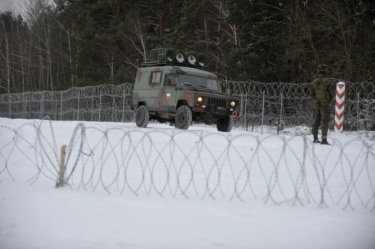 W nocy z soboty na niedzielę, około północy w okolicach Czeremchy grupa 55 osób forsowała granicę Polski z Białorusią. "Polscy funkcjonariusze byli obrzucani kamieniami. Jeden z naszych żołnierzy został ranny"  – przekazała rzecznik straży granicznej Anna Michalska.