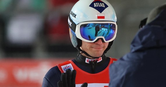 Kamil Stoch nie wystartuje w dzisiejszych zawodach Pucharu Świata w niemieckim Klingenthal. Informację przekazał Polski Związek Narciarski. Jeszcze wczoraj polski skoczek stanął na trzecim stopniu podium w konkursie. 