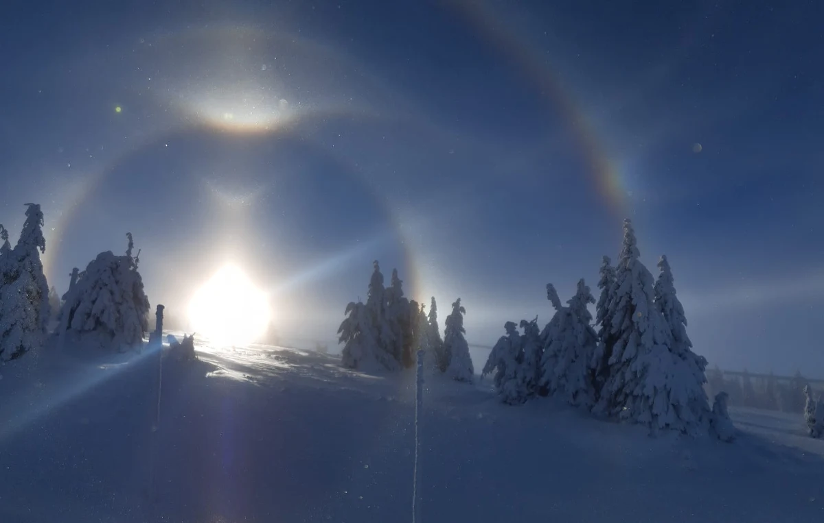 Turyści zaobserwowali w Karkonoszach niecodzienne zjawisko – słoneczne halo. Zobaczcie zdjęcia i nagranie! 