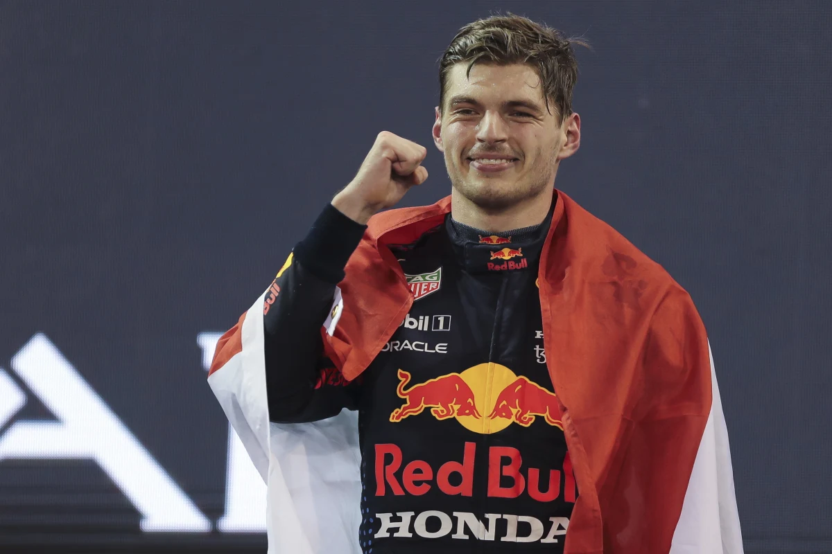 Max Verstappen (Red Bull) został po raz pierwszy w karierze mistrzem świata Formuły 1. Holender wygrał kończący sezon wyścig w Abu Zabi, odbierając na ostatnim okrążeniu prowadzenie broniącemu tytułu Brytyjczykowi Lewisowi Hamiltonowi (Mercedes).